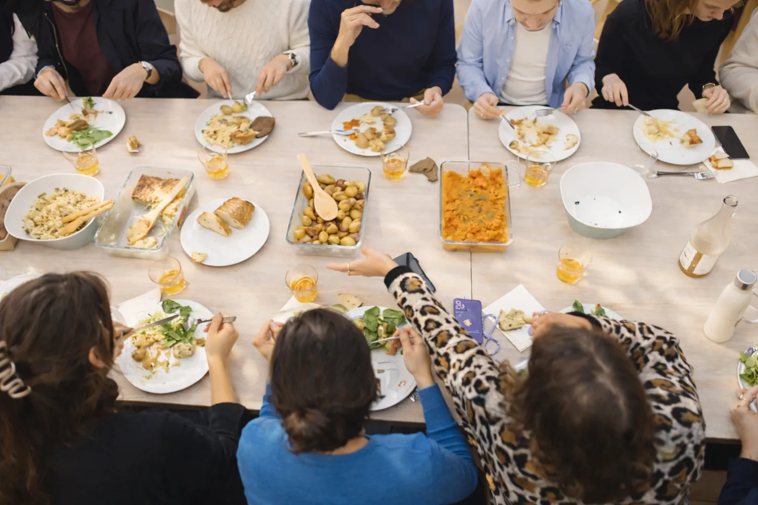 Équipe partageant un buffet chaud en entreprise