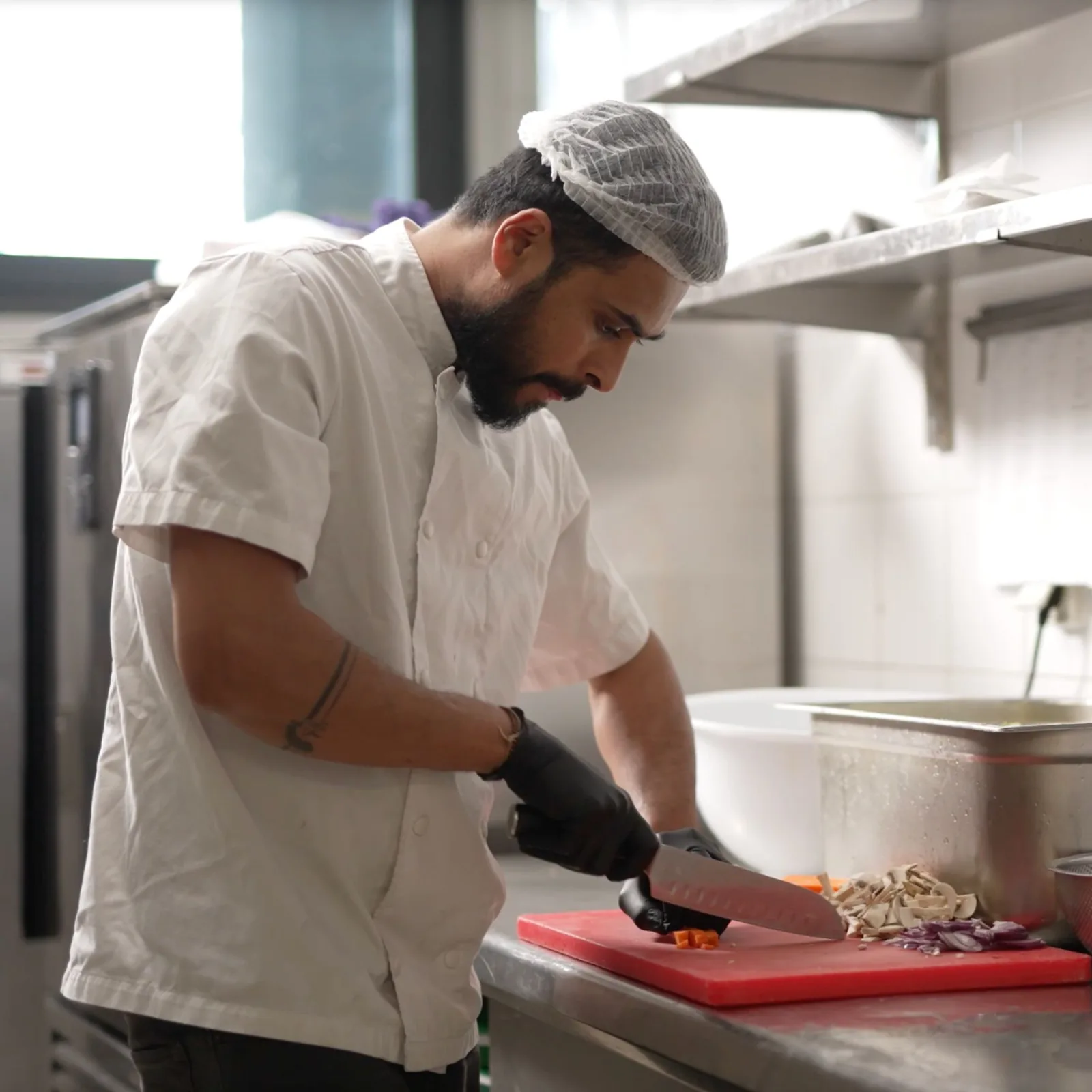 Préparation de plats vegan en cuisine chez Ripayon