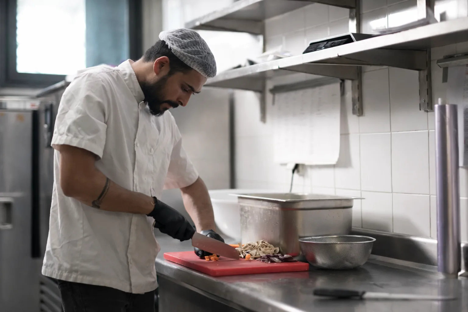 Cuisinier Ripayon préparant des légumes frais en cuisine professionnelle