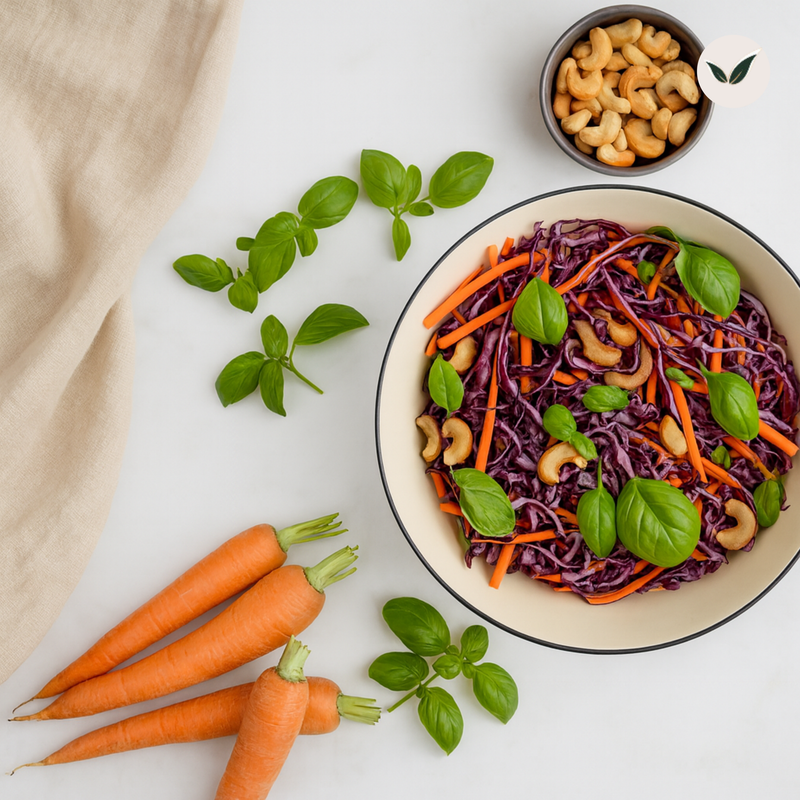 Salade de choux rouges aux carottes aux noix de cajou et au basilic