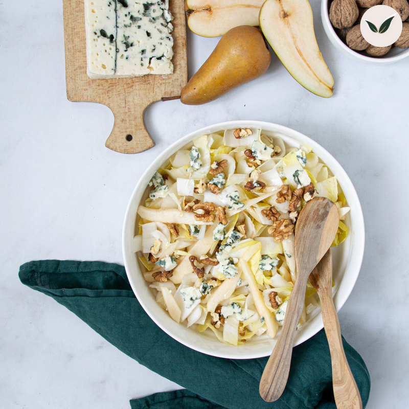 Salade d'endives au roquefort, aux poires et aux noix