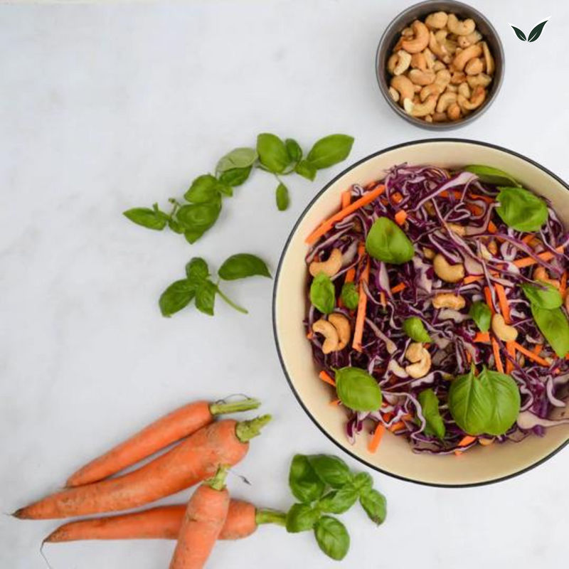 Salade de chou rouge aux carottes aux noix de cajou et au basilic
